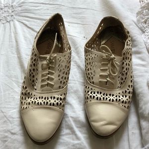 Cut cutout oxfords